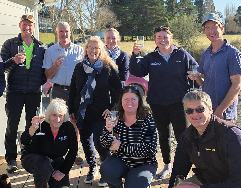 Hunters Stream Community Group receives $10 000 environmental award